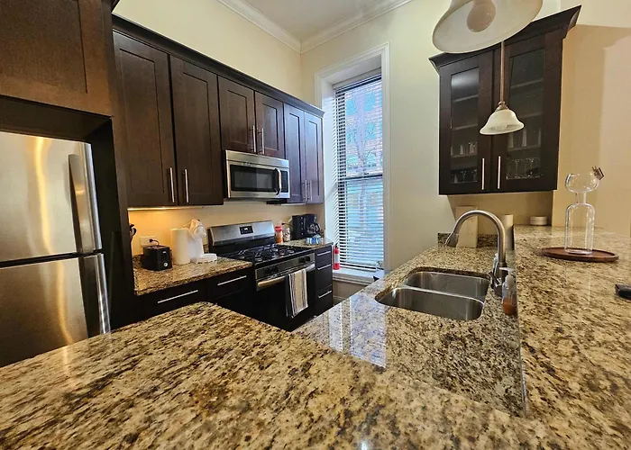 Gold Coast Downtown Sleeps 20 *