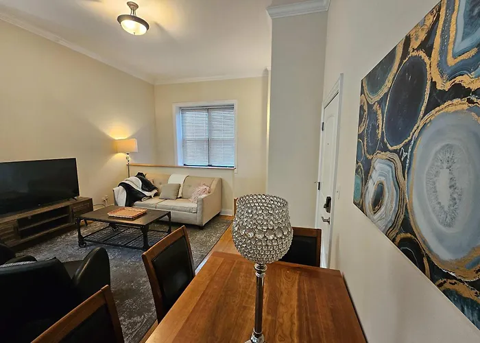 Gold Coast Downtown Sleeps 20