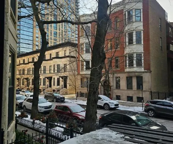 Gold Coast Downtown Sleeps 20 Apartment *