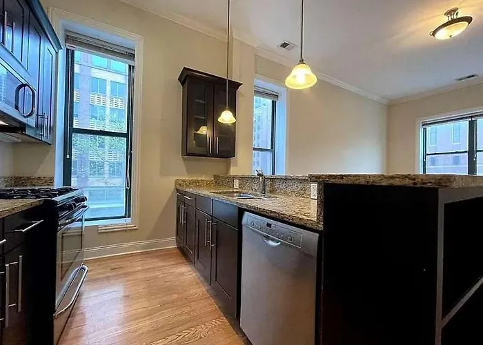 Gold Coast Downtown Sleeps 20