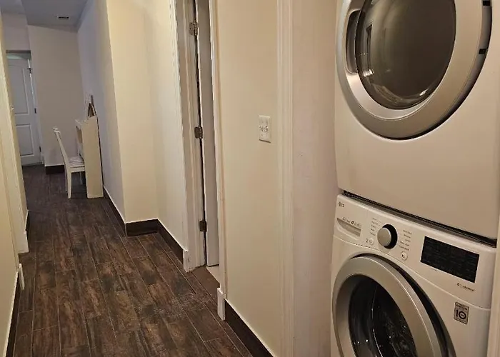 Gold Coast Downtown Sleeps 20 Apartment *