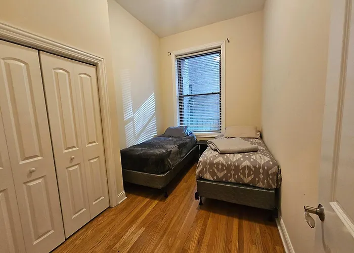 Gold Coast Downtown Sleeps 20