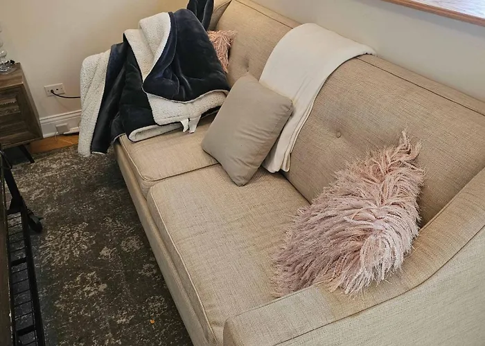 Gold Coast Downtown Sleeps 20