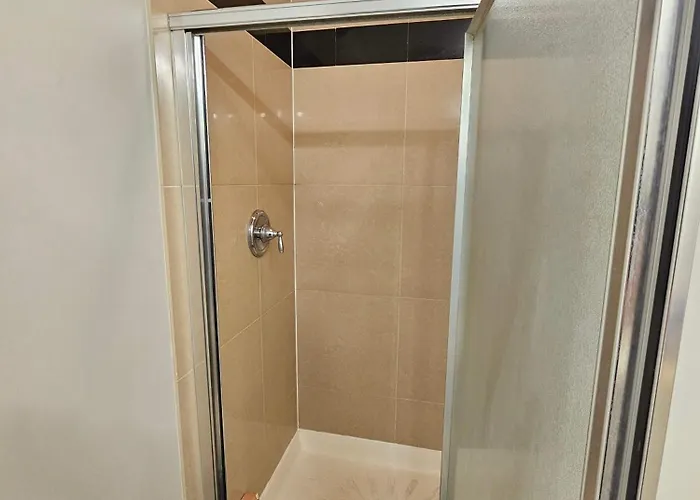 Gold Coast Downtown Sleeps 20