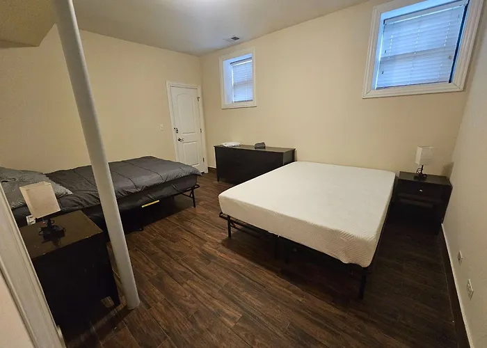Gold Coast Downtown Sleeps 20 *
