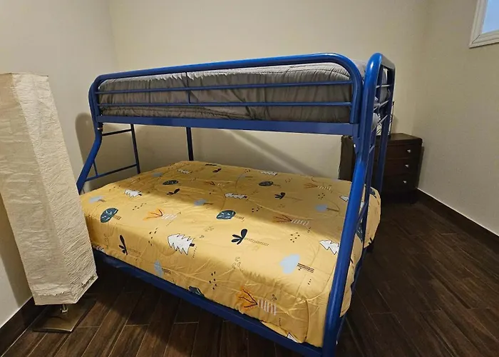 Gold Coast Downtown Sleeps 20 Apartment