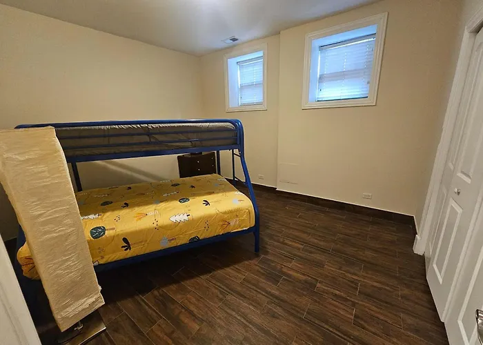 Gold Coast Downtown Sleeps 20