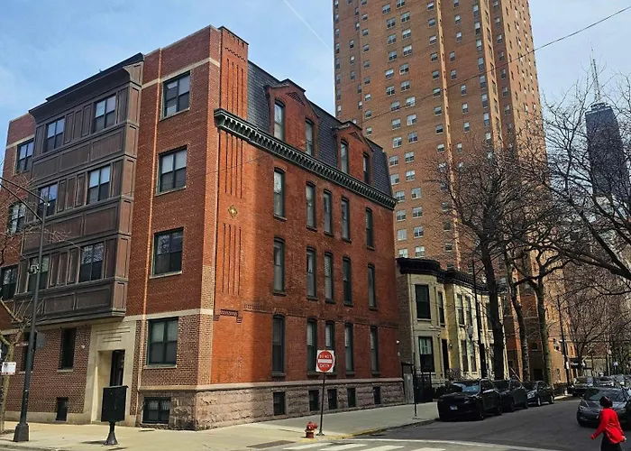Gold Coast Downtown Sleeps 20 Apartment